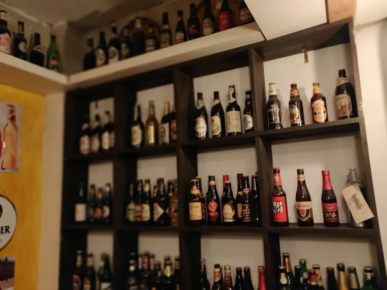 Platos de comida: fiambres, quesos, aperitivos, aceitunas y pan.