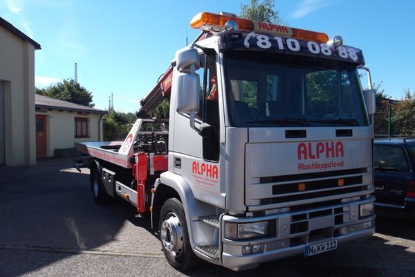 Abschleppwagen mit Auto Seitenansicht