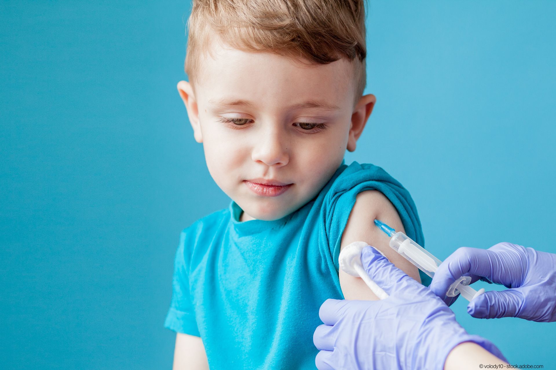 Junge bekommt eine Impfung in den Arm