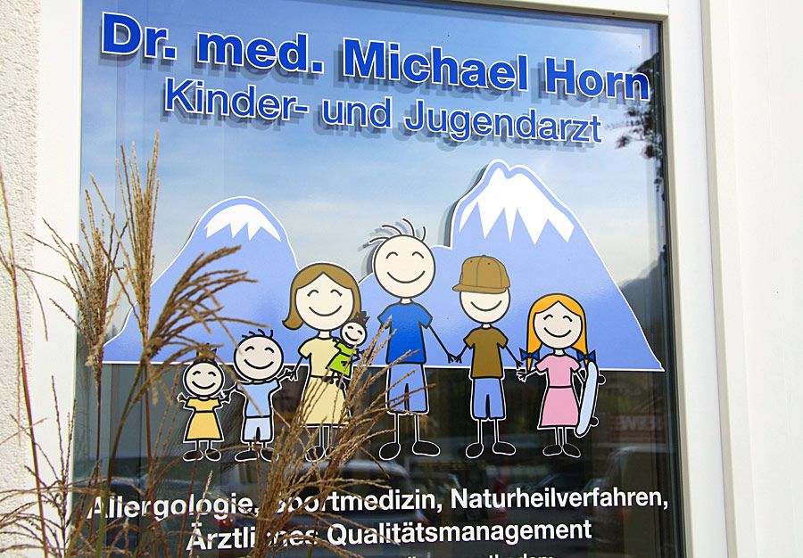 Praxis Logo auf einem Fenster der Kinder- und Jugendarztpraxis Dr. Horn