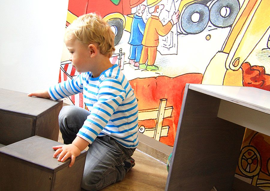 Kleines Kind spielt in der Kinderarztpraxis