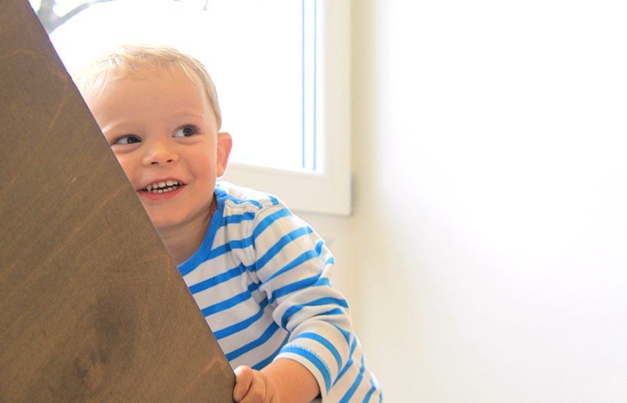 Kleines Kind spielt in der Kinderarztpraxis