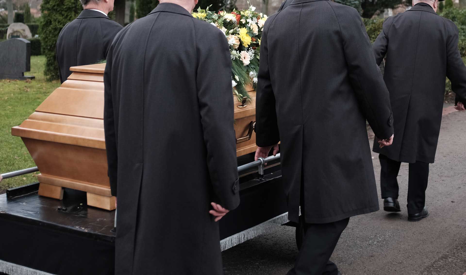 Transport d'un cercueil par 4 hommes