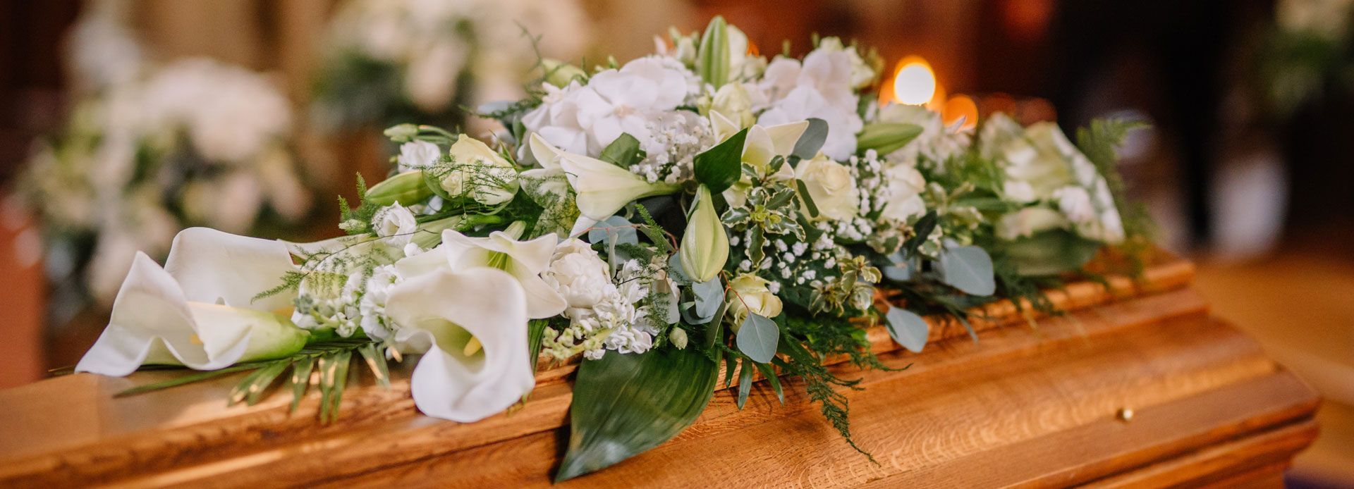 Couronne de fleurs blanches sur un cercueil