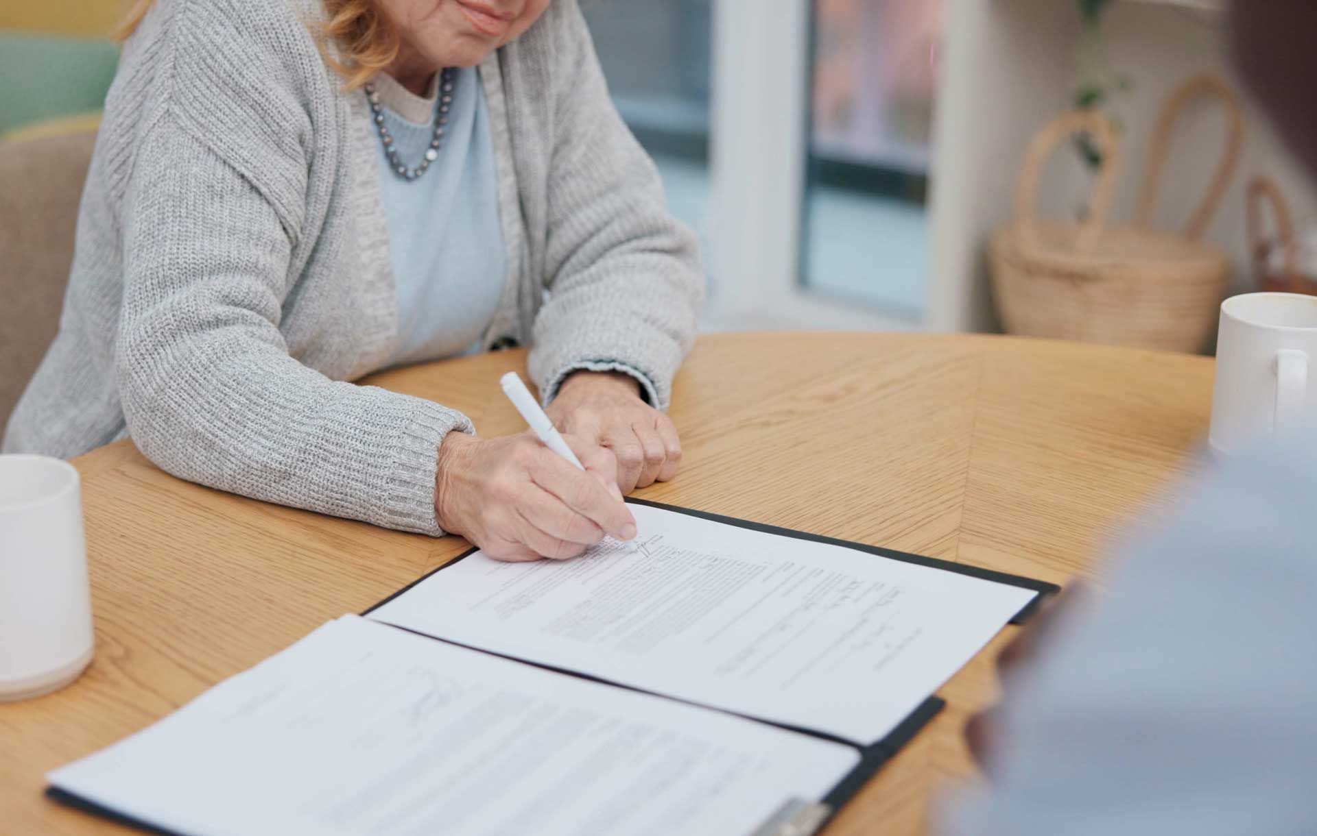 Une personne signant un document