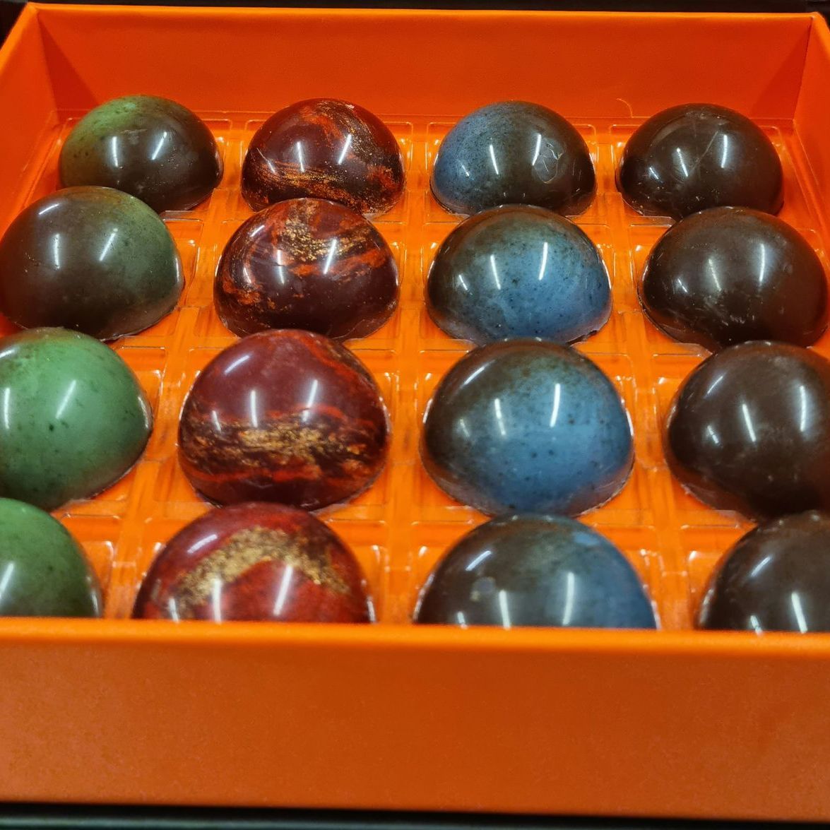 Une boîte de sphères en chocolat