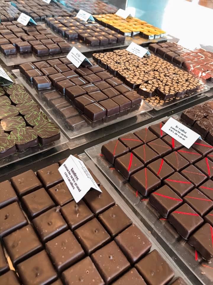 Vitrine avec des chocolats mis en vente