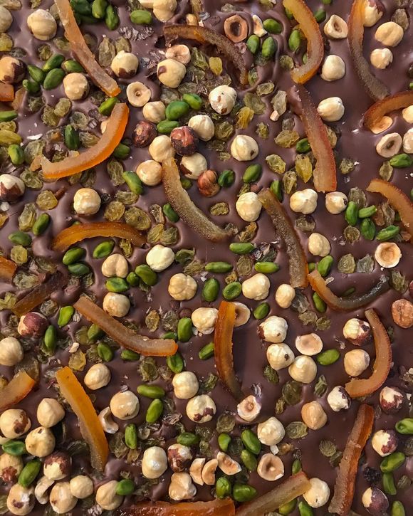 Du chocolat avec des fruits confits et des fruits secs