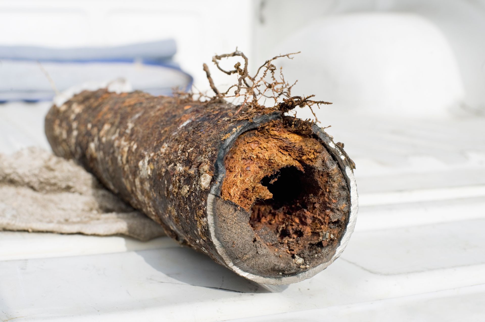 Un tuyau de canalisation bouché et encrassé.
