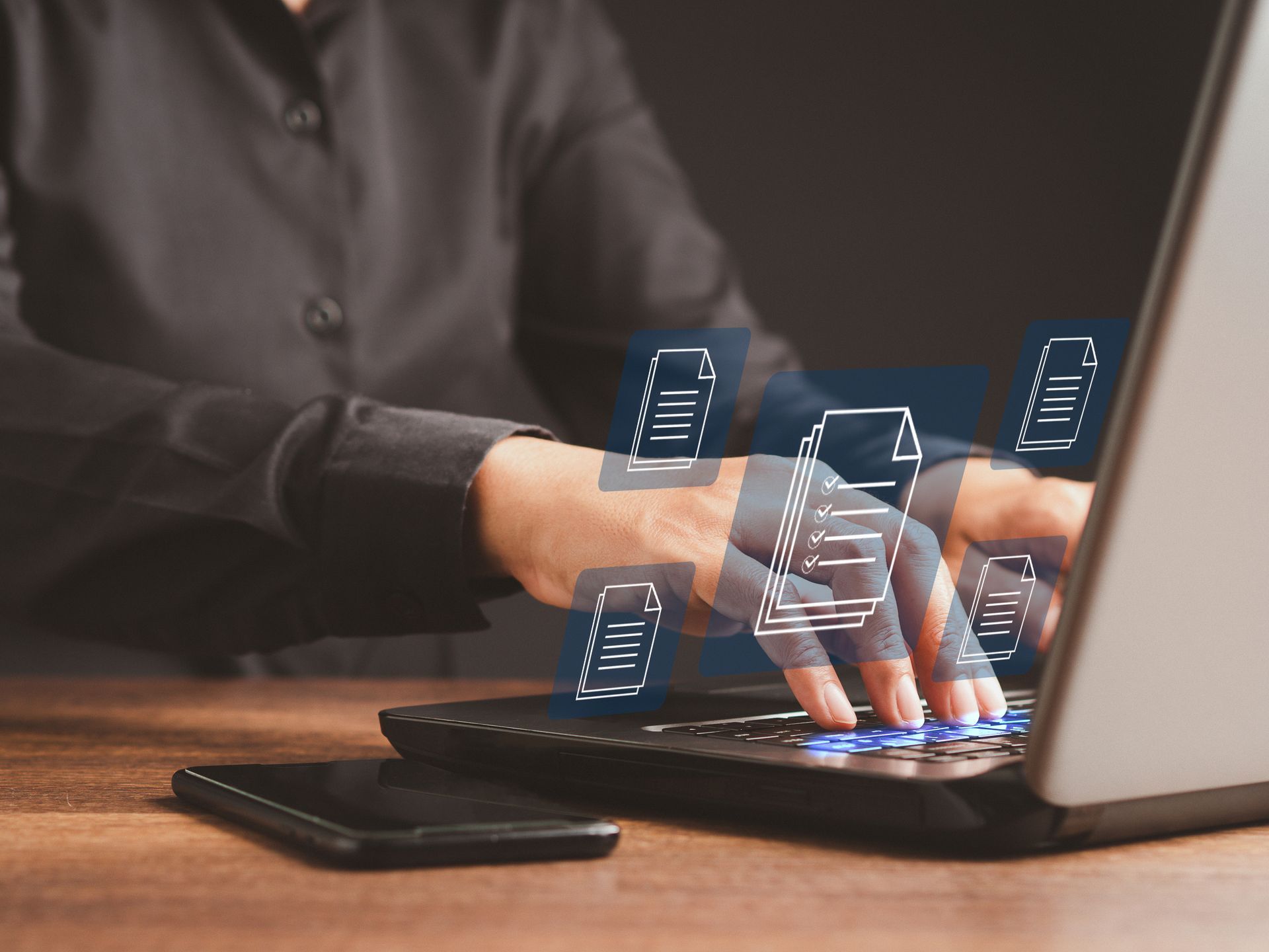 Une personne utilise un ordinateur portable pour remplir des documents.