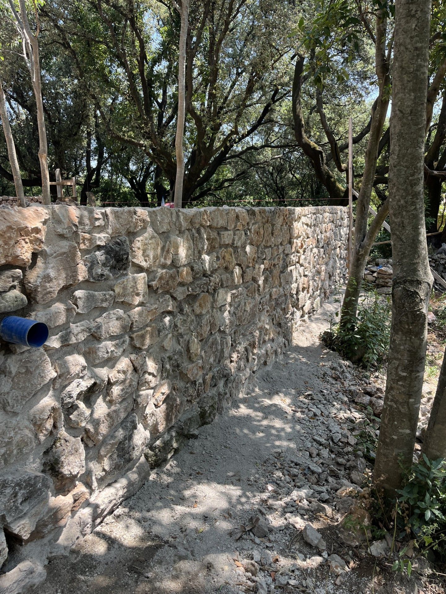 Un mur en pierres, à l'extérieur.