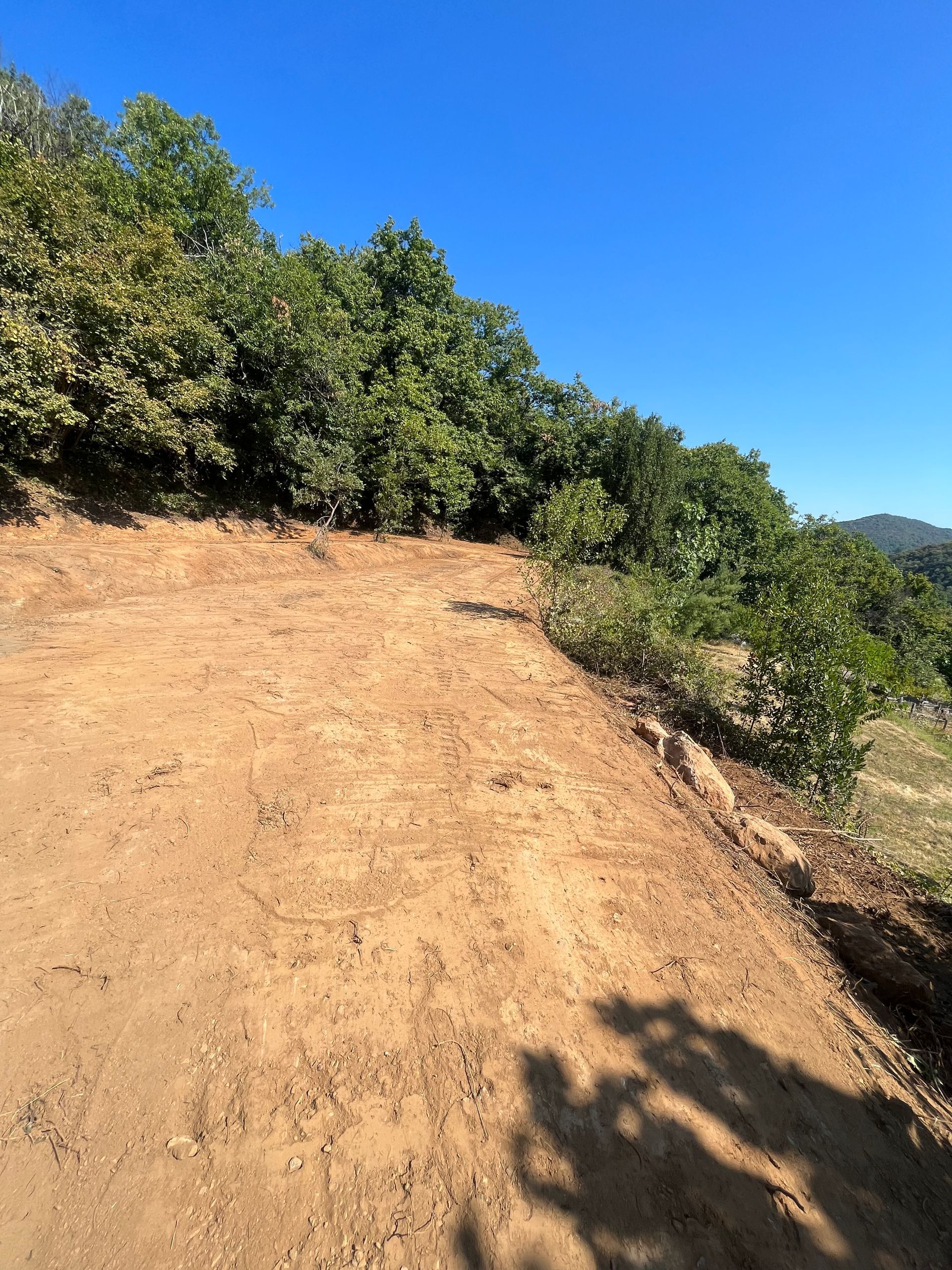 Un terrain décaissé, prêt pour des travaux de construction.