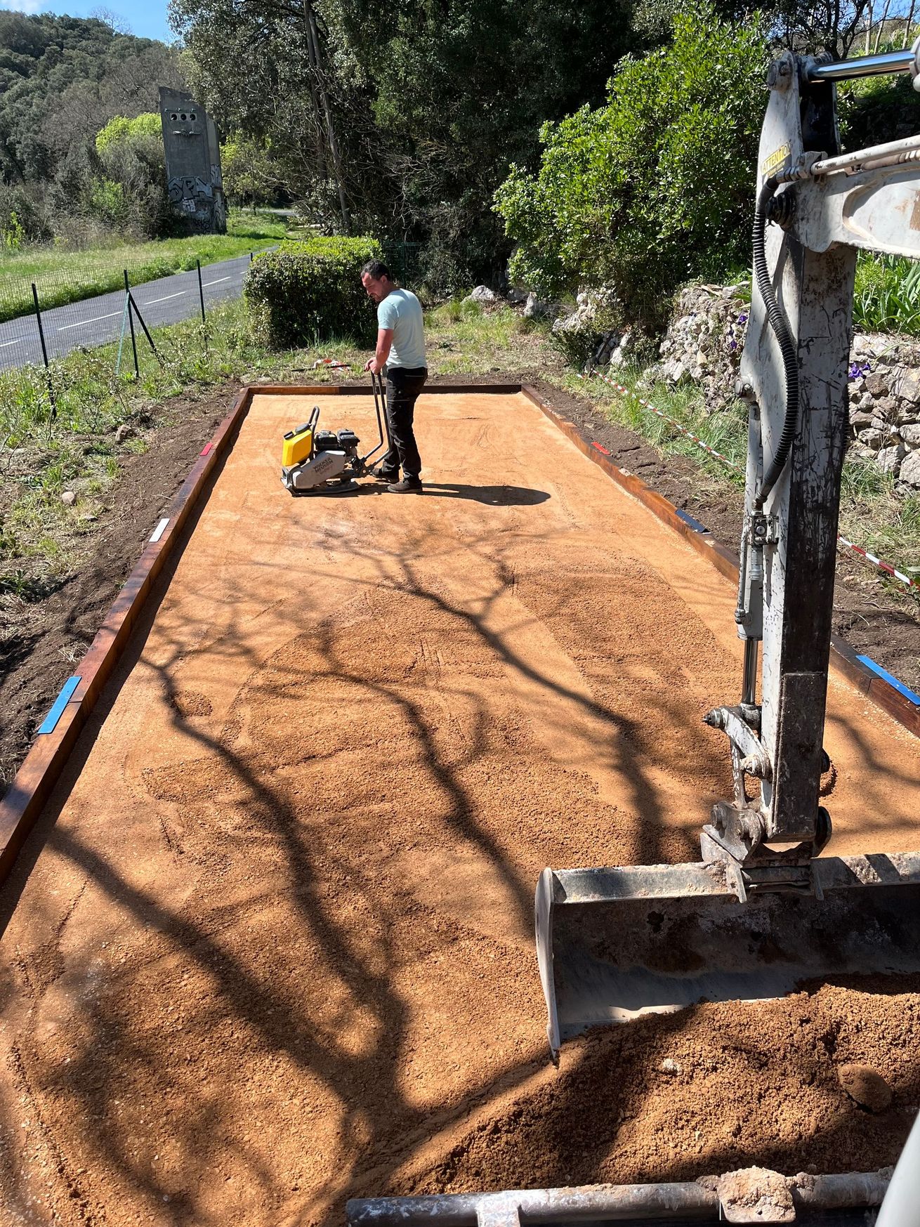 Travaux de terrassement pour créer un terrain de boules.