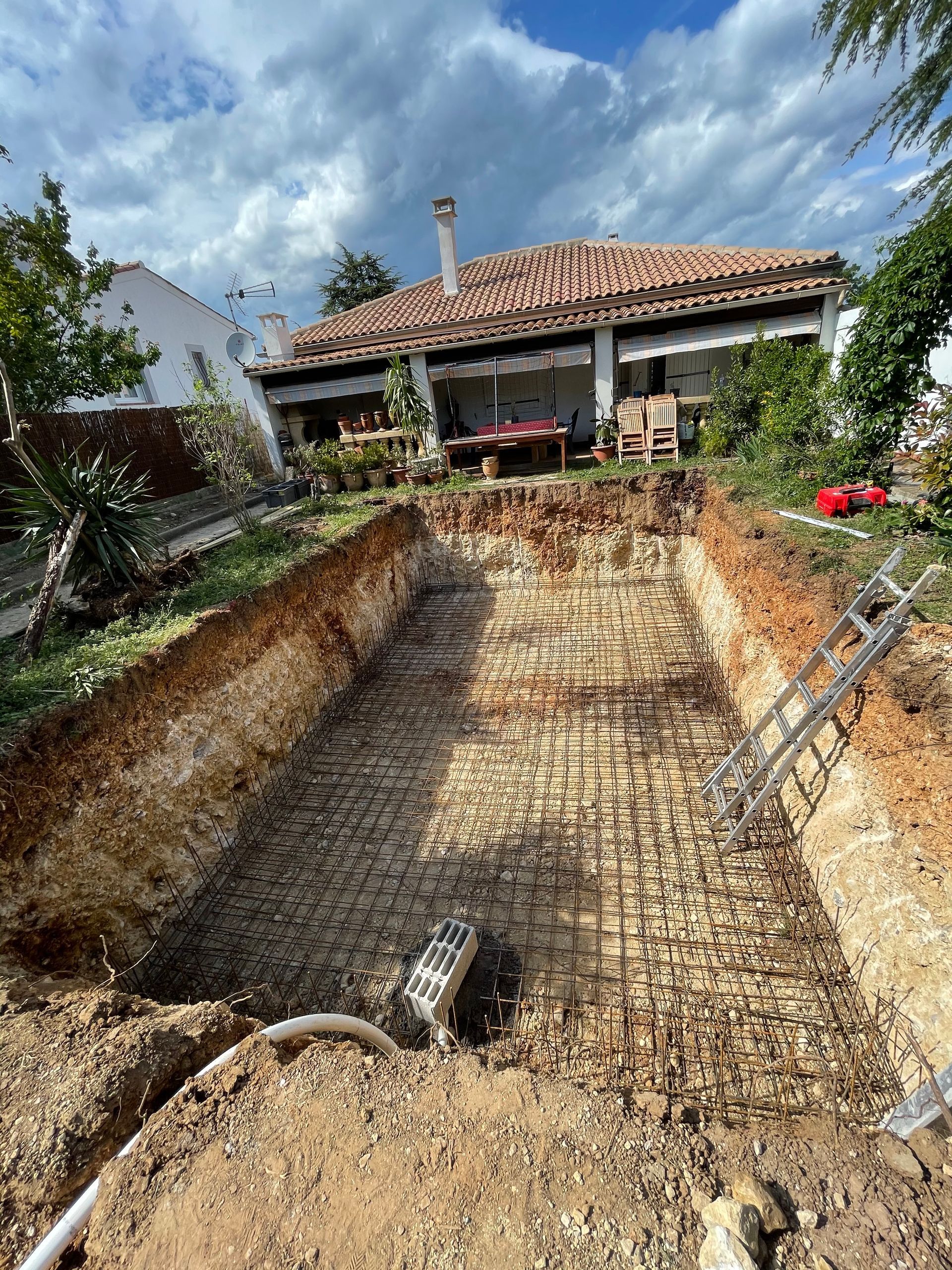 Une piscine enterrée en cours de création.