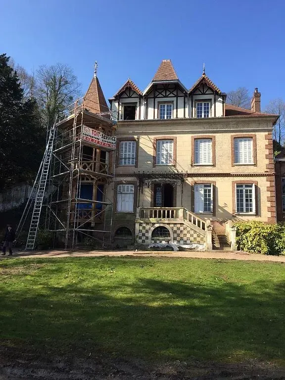 La pose d'une gouttière sur une maison par l'entreprise Toit Service
