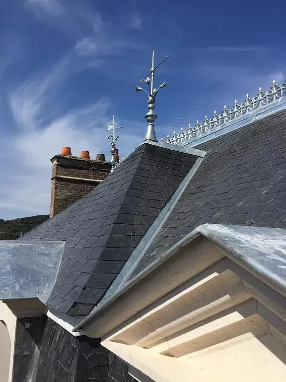 La pointe d'une toiture en ardoises