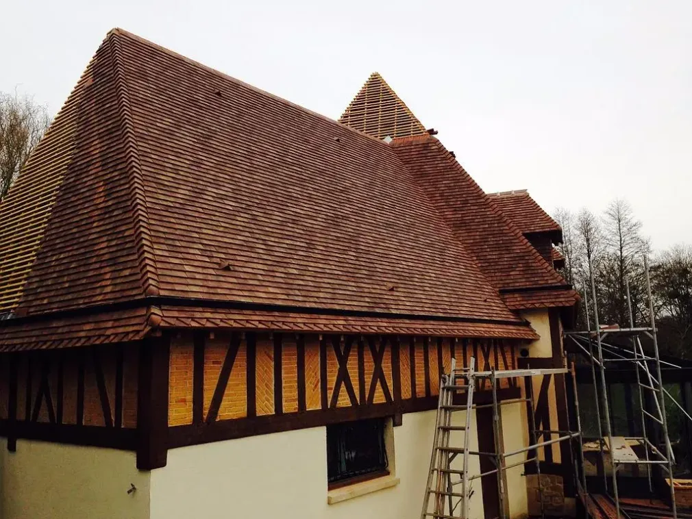 Un échafaudage près d'un toit en tuiles en cours de rénovation