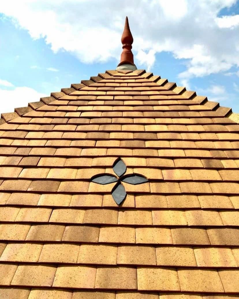 Un toit en tuiles avec un motif en ardoises