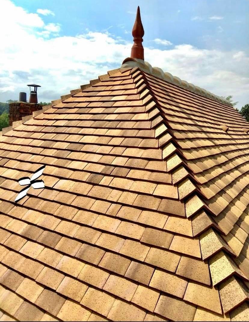 Un toit en tuile avec un motif composé de quatre ardoises