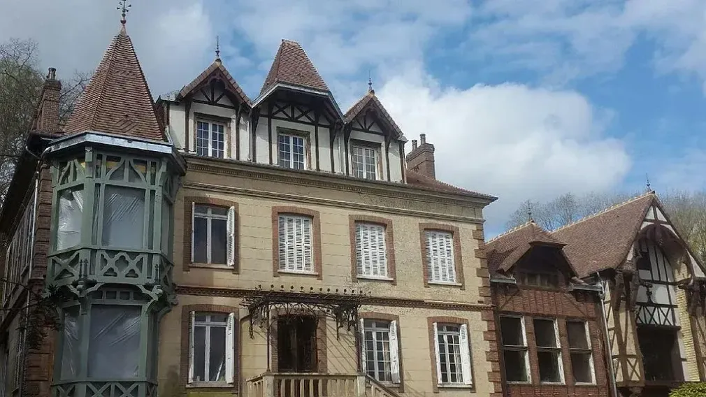 Un manoir avec une toiture en tuile