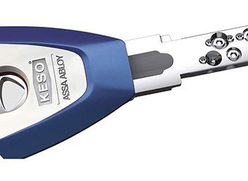 Blau-silberner Keso Assa Abloy-Schlüssel mit komplexer Stiftanordnung.