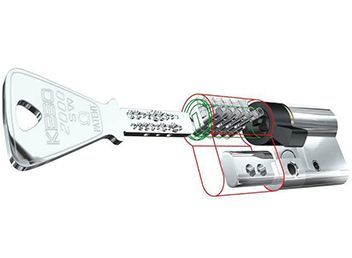 Schnittansicht eines Schlosses mit Schlüssel, die die inneren Stifte und den Mechanismus zeigt. Der Schlüssel steckt in den Zylinder.