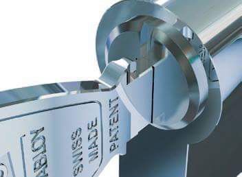 Nahaufnahme eines silbernen Schlüssels, der in ein Schloss gesteckt wird. Auf dem Schlüssel steht „Swiss Made“ und „Patent“.