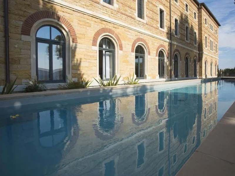 batiment moderne avec un bardage en bois peint