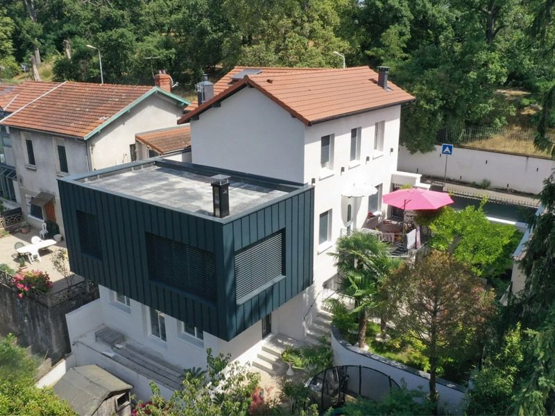 batiment moderne avec un bardage en bois peint