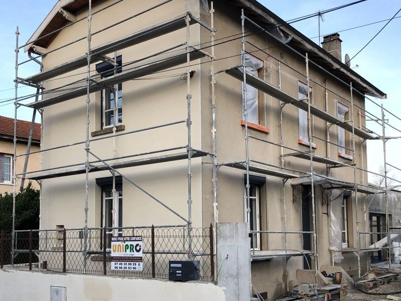 Façade d'une maison en cours de rénovation