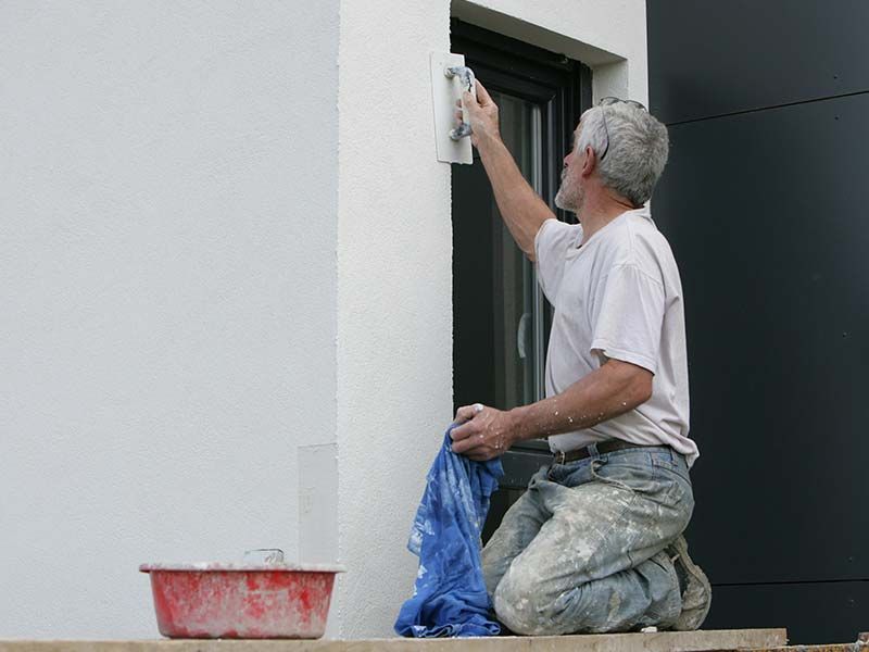 batiment moderne avec un bardage en bois peint