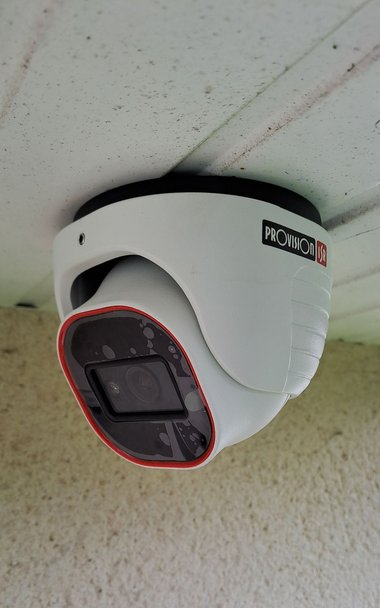 Une caméra de surveillance extérieure