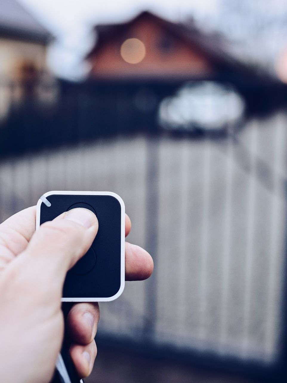 La fermeture d'un portail à l'aide d'une télécommande