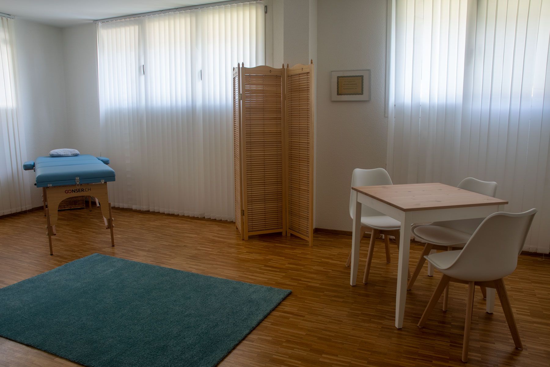 Im Zimmer gibt es einen Tisch und Stühle.