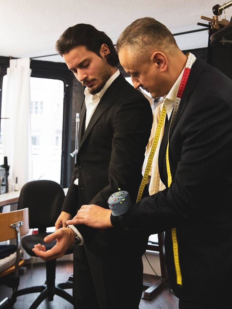 Schneider berät einen Kunden.