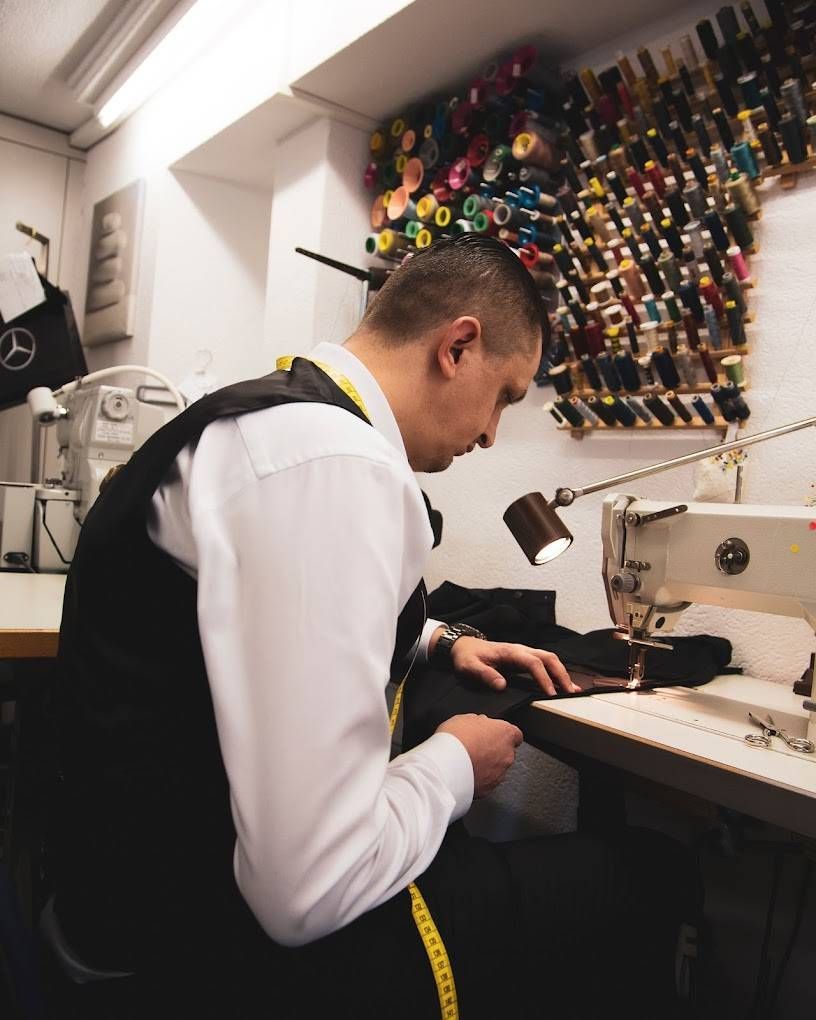Ein Teller mit Croissants, aus einem davon wurde ein Biss herausgeschnitten, auf einem Holztisch.