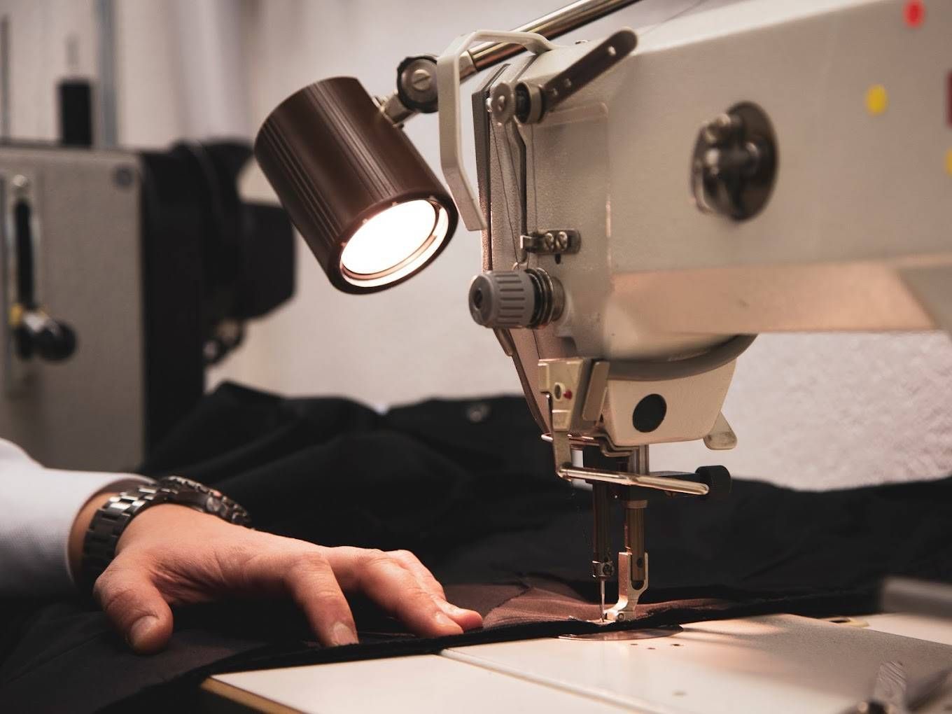 Schneider arbeitet mit einer Nähmaschine