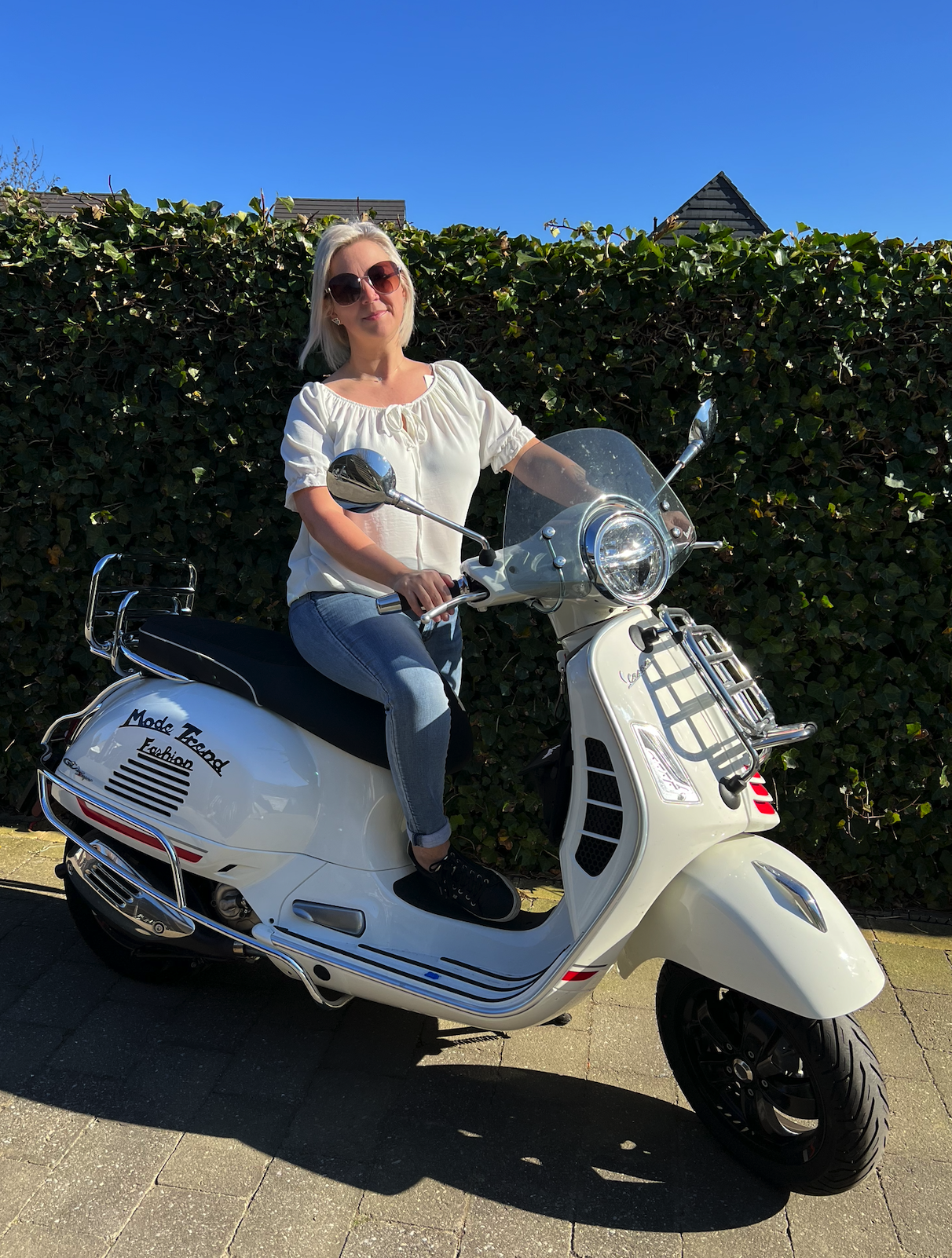 witte bloes, jeansbroek, vespa,