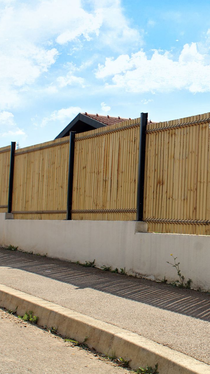 Clôture en bois sur mur extérieur