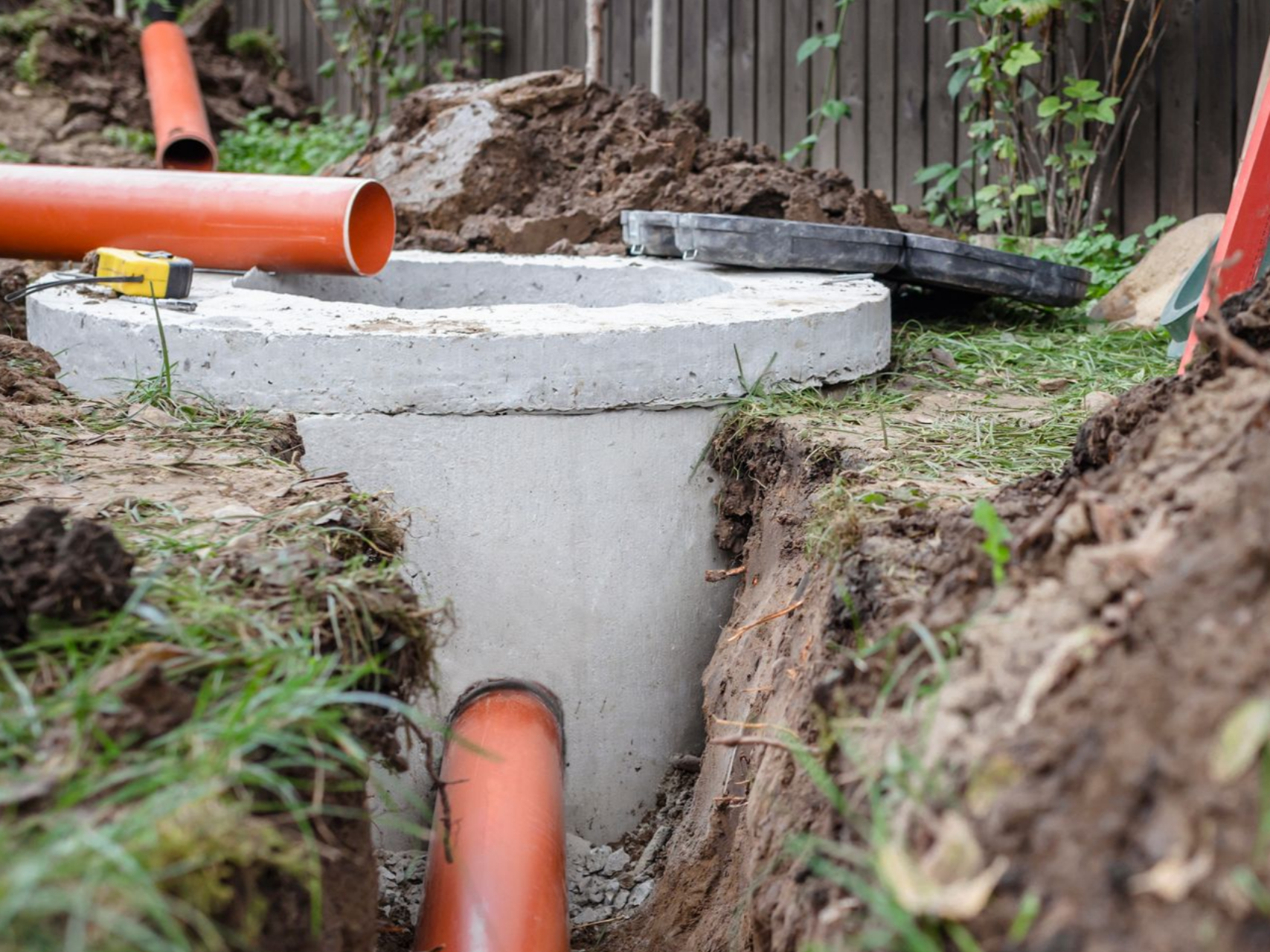 Installation d'une fosse à toutes eaux dans un jardin