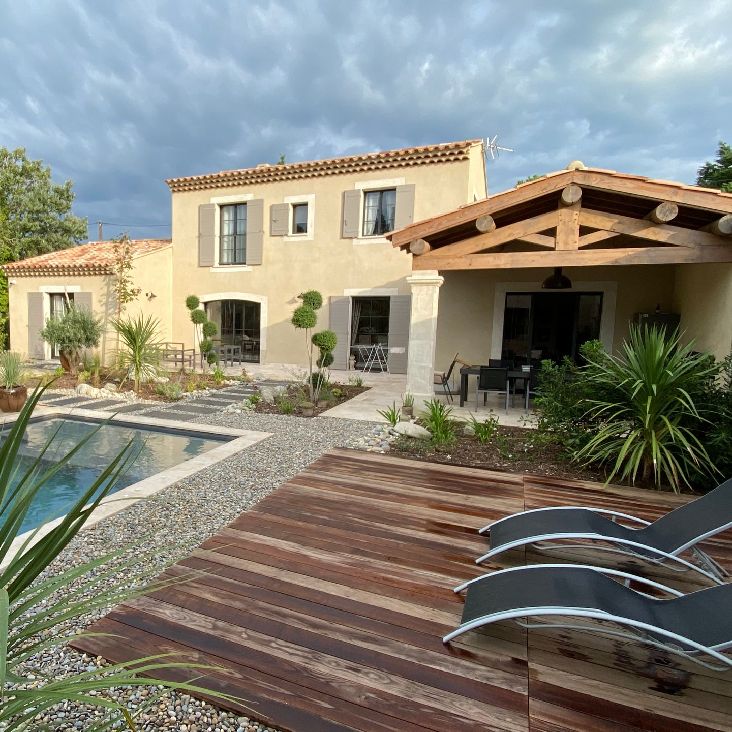 Une maison aménagée d'une terrasse et d'une piscine