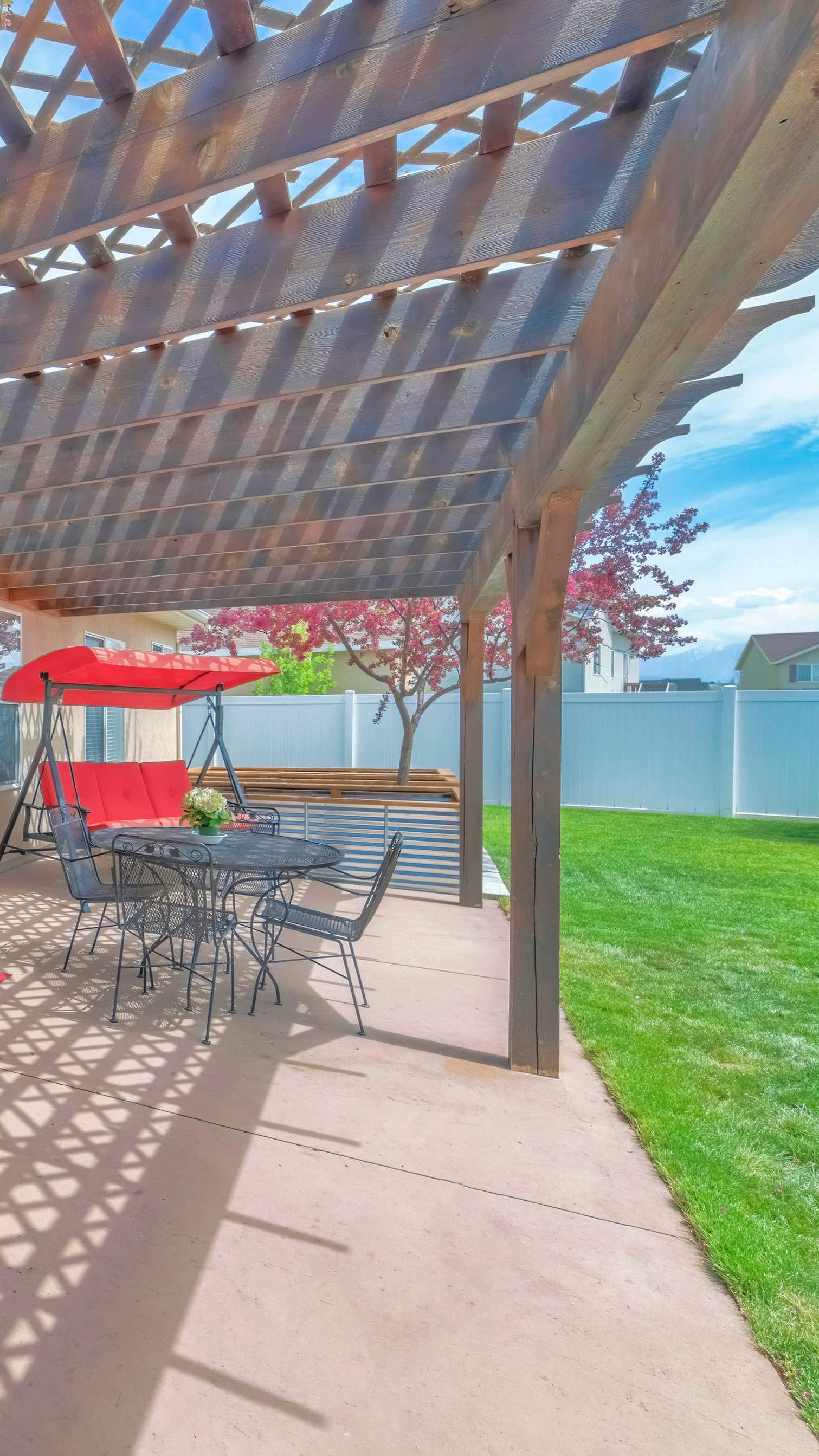 Une pergola en bois sur une terrasse