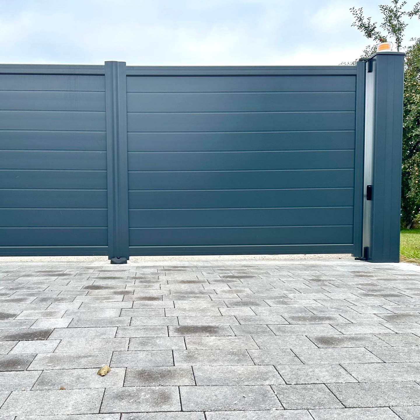 Un portail alu gris anthracite