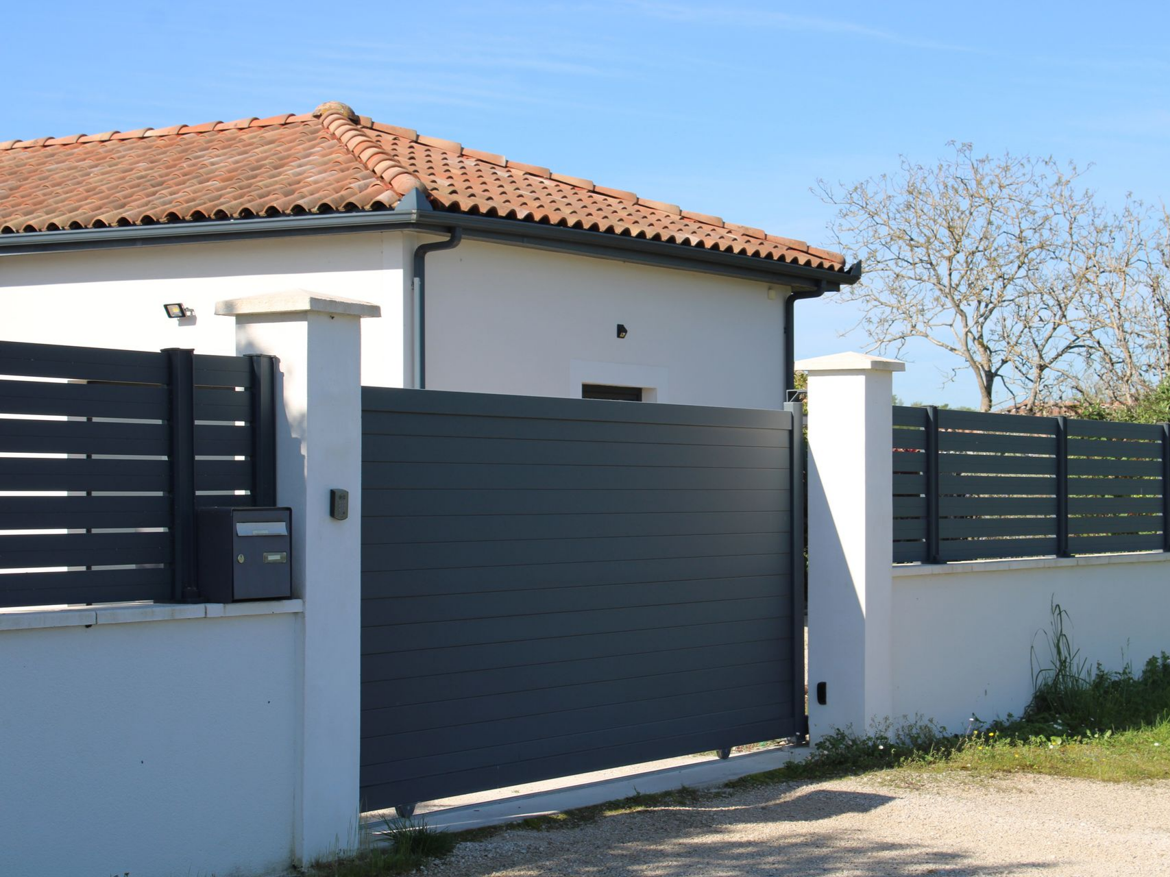 Portail en aluminium coulissant de couleur grise
