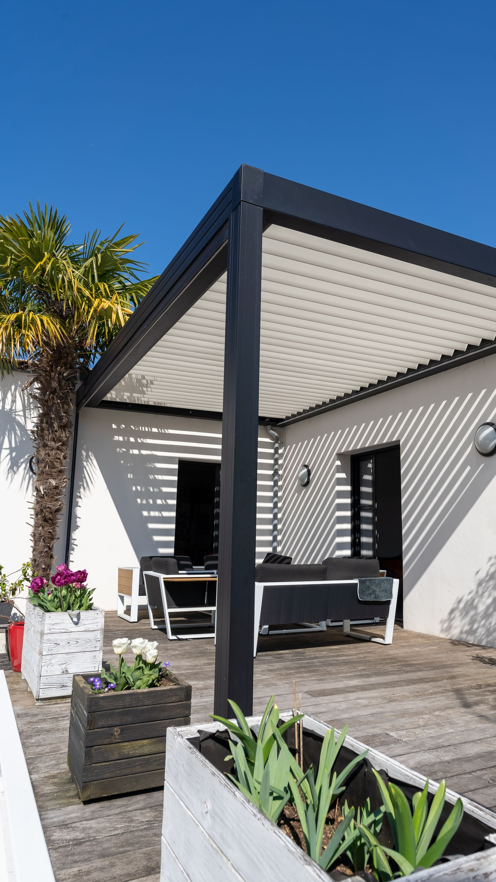 Une terrasse en bois avec une pergola