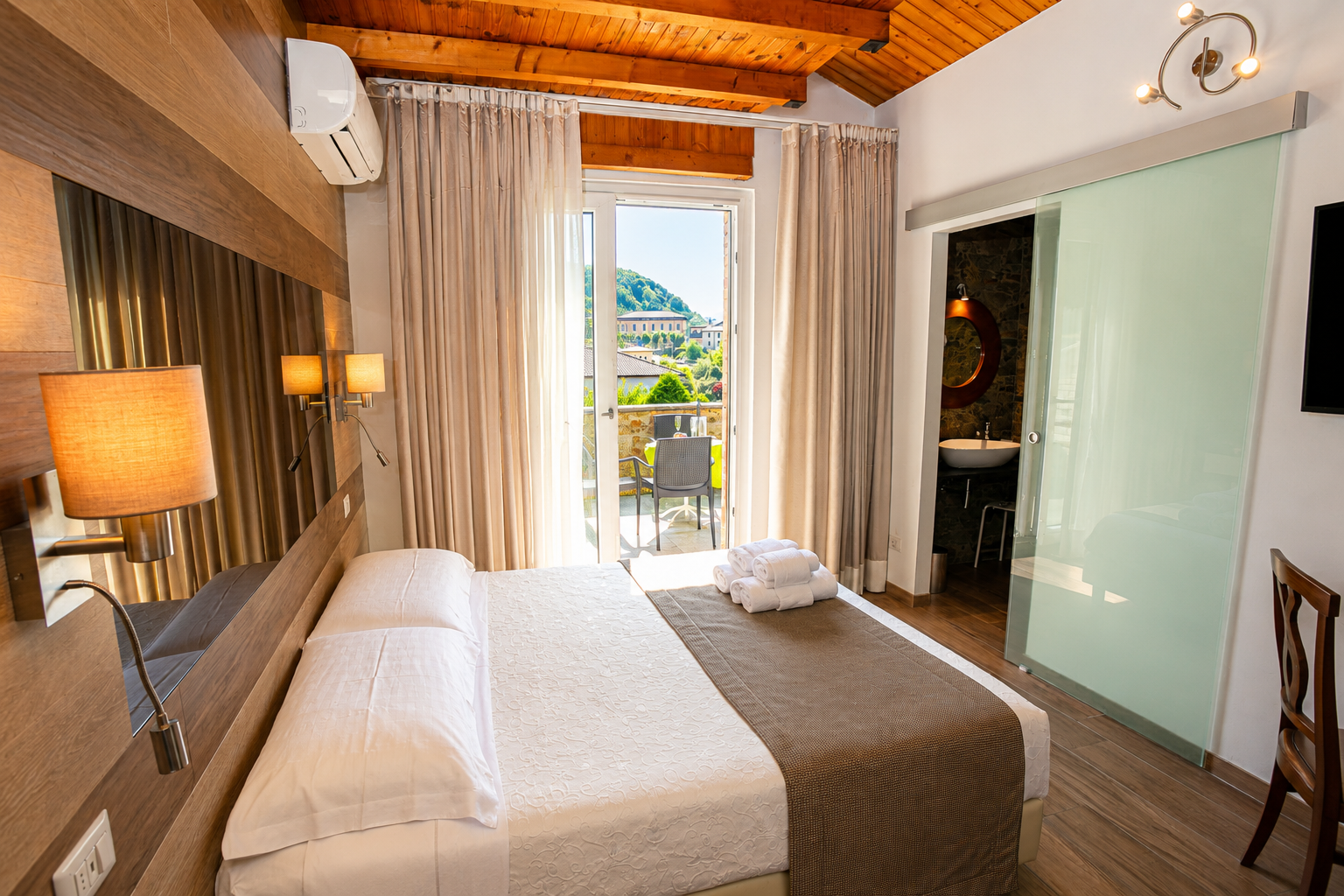 Superior
Sleeps 2 people | 18 m2 | 2 x Twin Bed | 1 x Double Bed