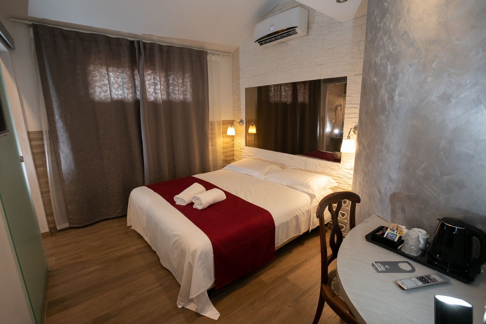 Basic
Sleeps 2 people | 15 m2 | 1 x Double Bed | 1 x Twin Bed