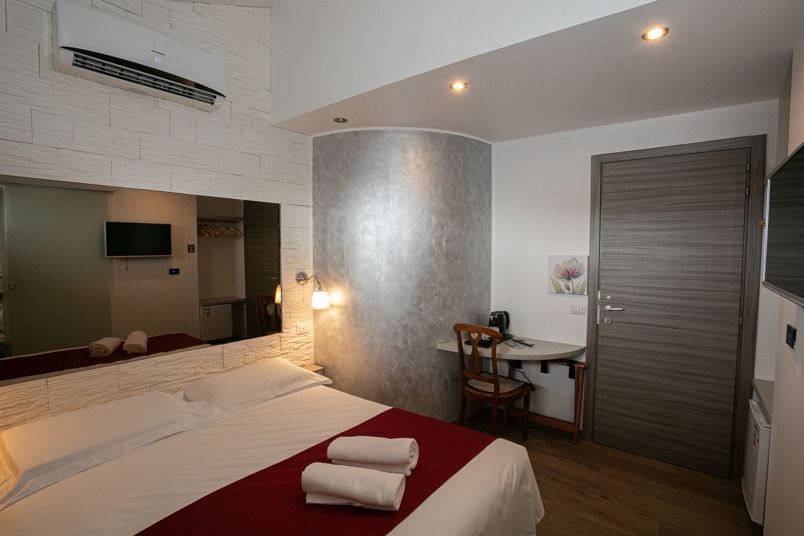 Basic Plus
Sleeps 3 people | 19 m2 | 1 x Double Bed | 3 x Single Bed