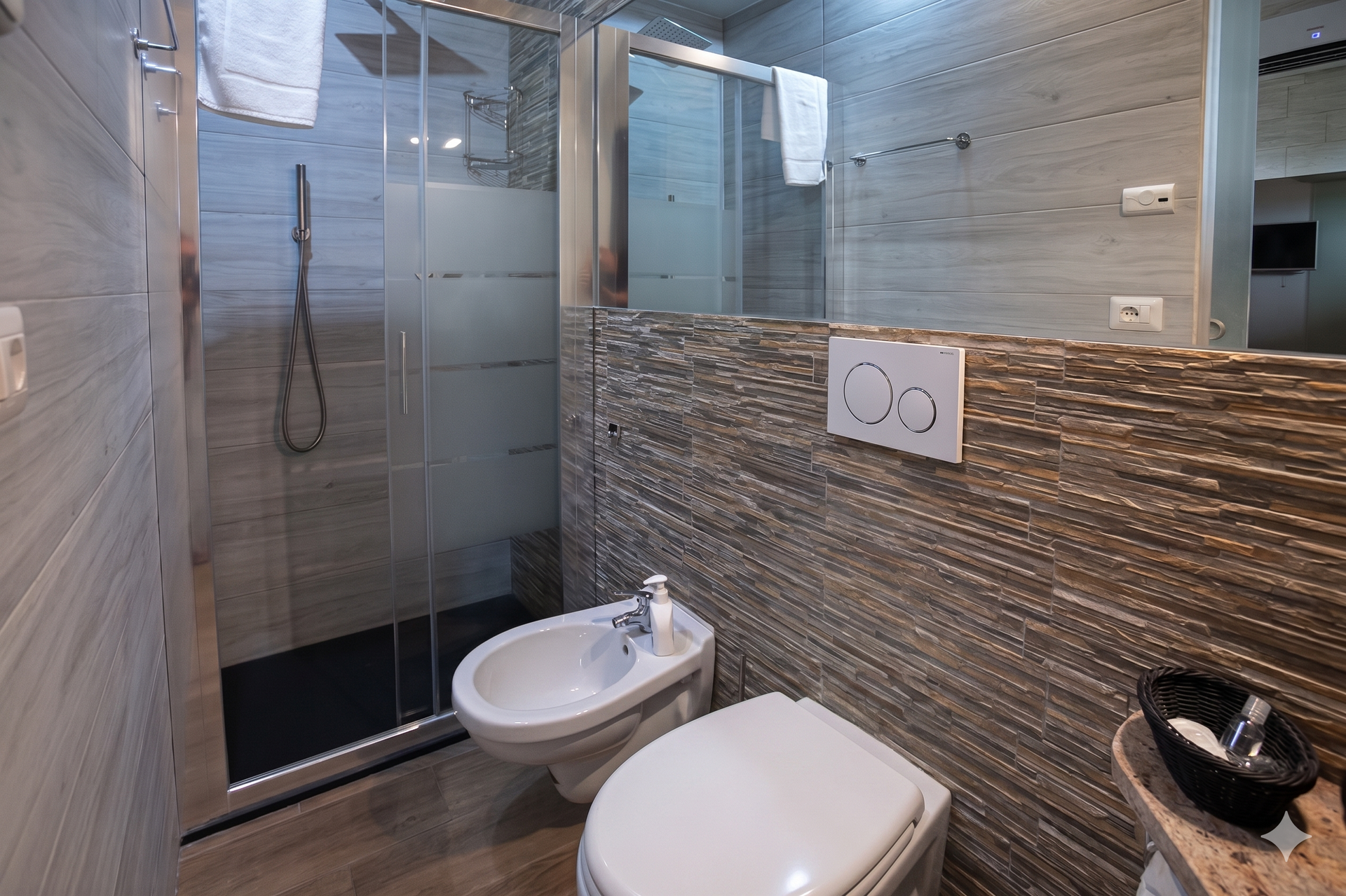 Standard
Sleeps 2 people | 15 m2 | 1 x Double Bed | 2 x Single Bed