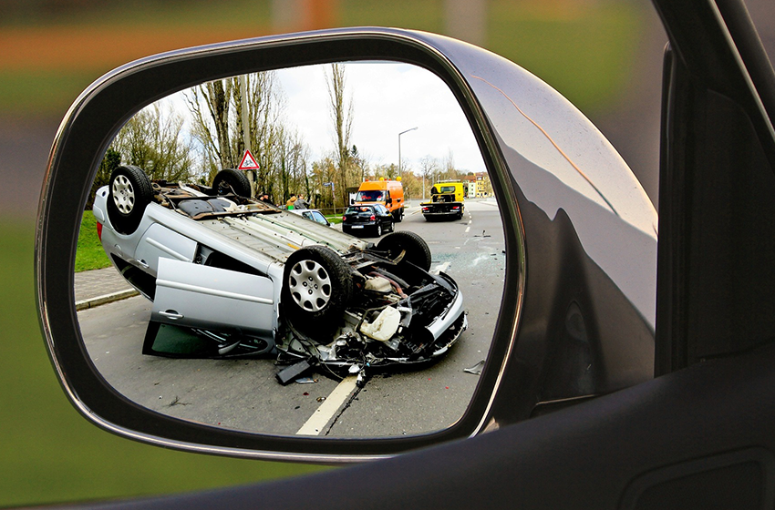 Ein Autounfall spiegelt sich im Rückspiegel